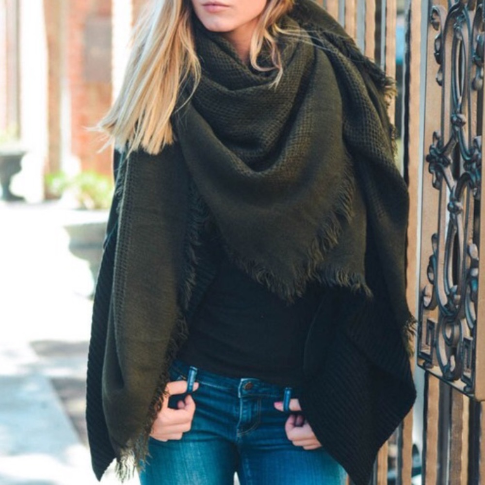 🌿1 LEFT🌿Olive Green Open Weave Blanket Scarf - Picture 3 of 5